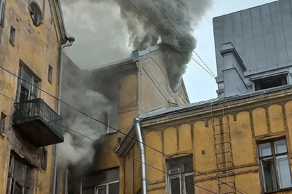 В центре Выборга горело бывшее здание банка. Фото: vk.com/vyborgvk