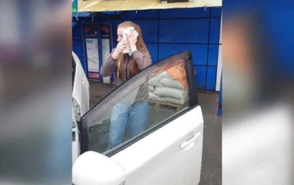 Дама с полотенцем – хозяйка белого Toyota Prius.