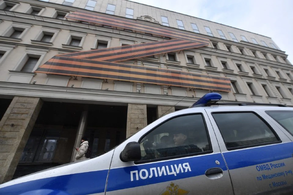 Первоначально многие высказывали версию, что конфликт случился из-за буквы Z на одежде военных