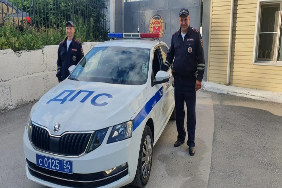 Гаишники помогли уставшей дачнице, опоздавшей на последнюю электричку, добраться до дома в Новосибирске. Фото: ГУ МВД 54.
