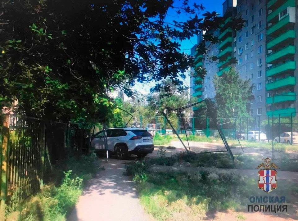 Полицейские предполагают, что мужчине стало плохо. Фото: Управление МВД по Омской области