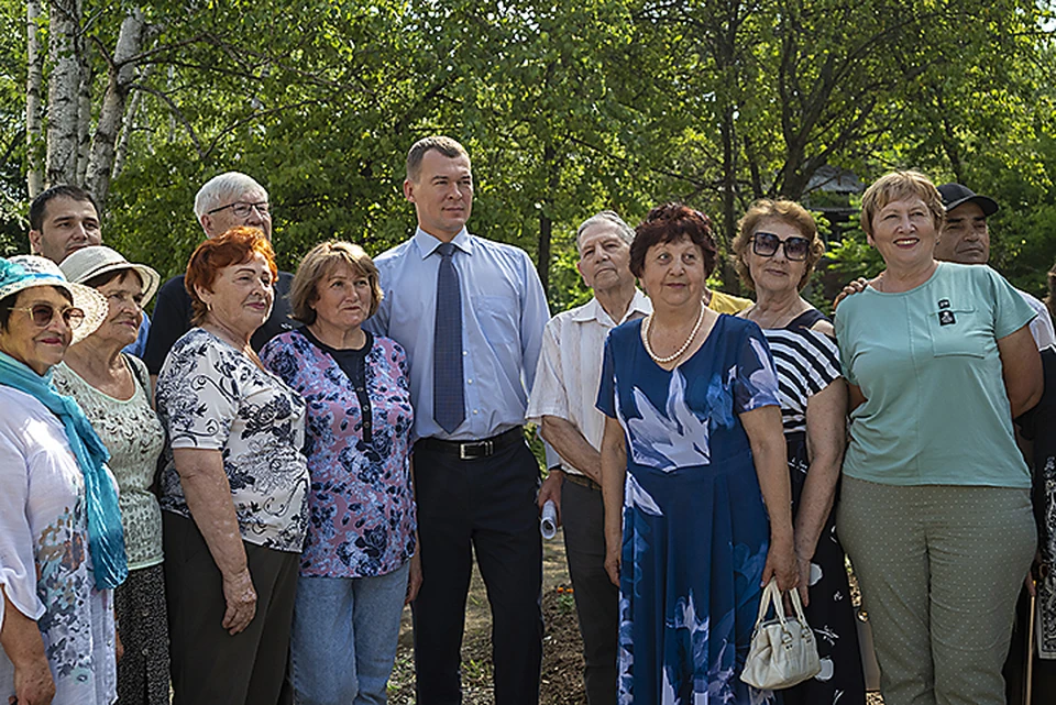 Губернатор Хабаровского края с жителями поселка Хор