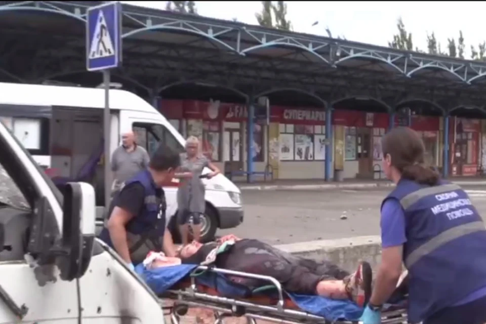 На месте обстрела работают медики скорой помощи, раненых увозят в больницы. Фото: скриншот видео ТГ/Руденко