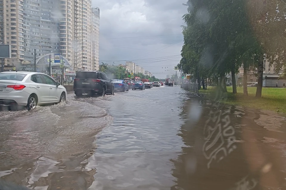 Во сколько закончится дождик. Санкт-Петербург ливень. Ливень в Петербурге. Потоп в Питере. Ливень наводнение.