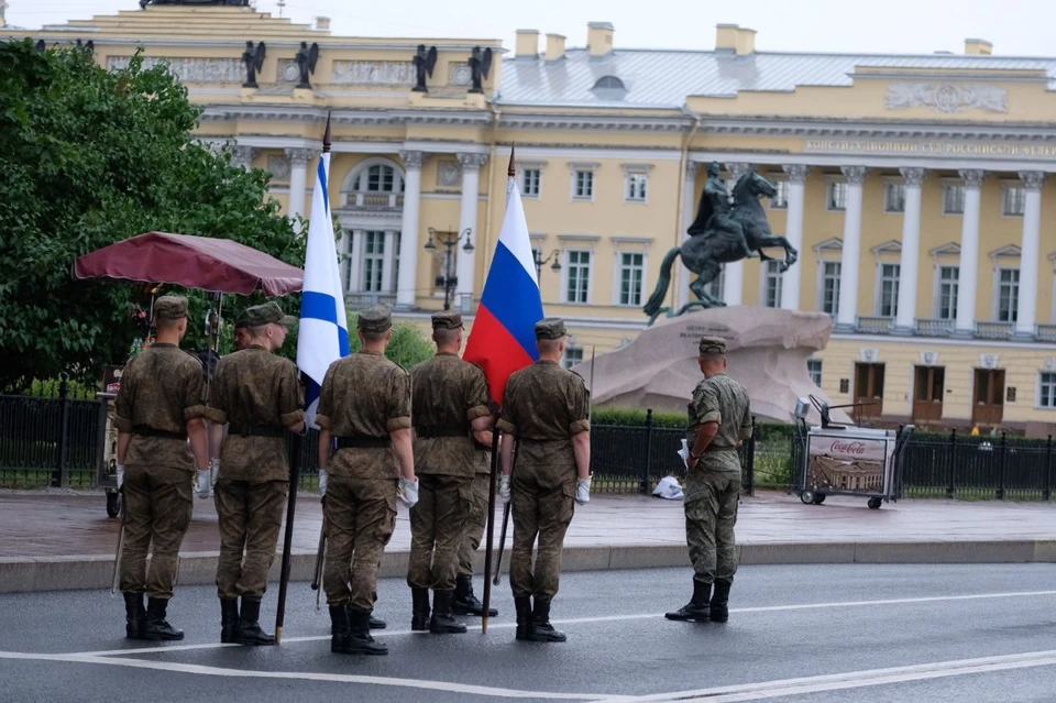 Репетиция началась с маршей.