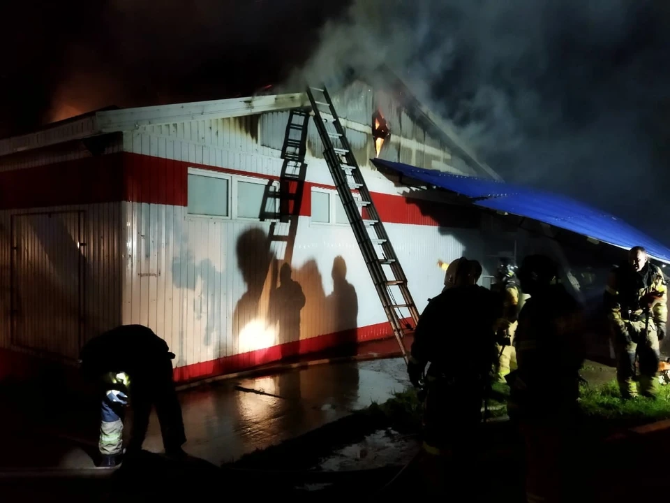 Из горящего здания эвакуировали три 50-литровых кислородных баллона. Фото: пресс-служба ГУ МЧС по Удмуртии