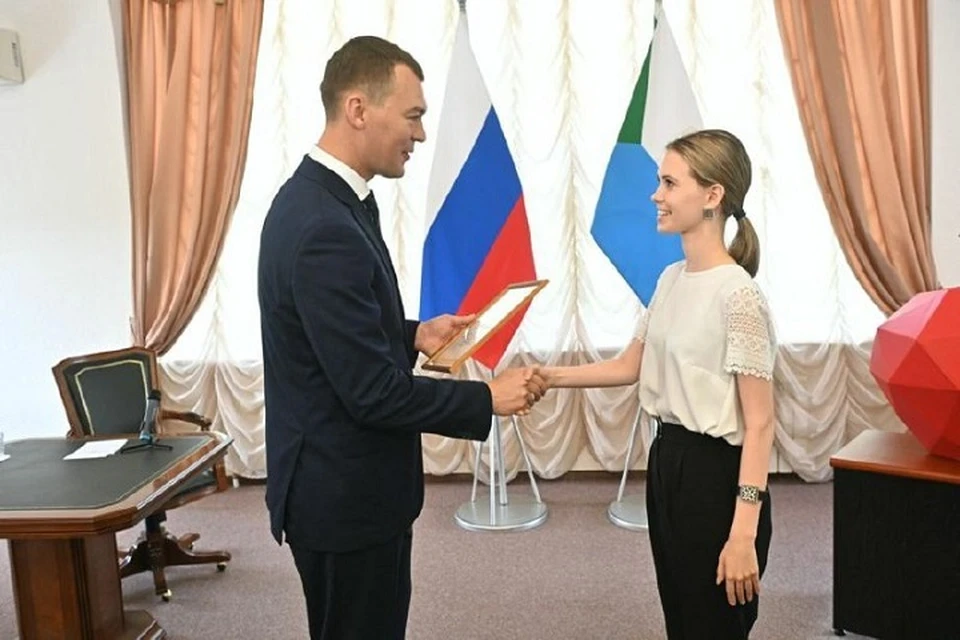 Лучшие выпускники Хабаровского края получили награды от губернатора Фото: Telegram-канал @khabkraj