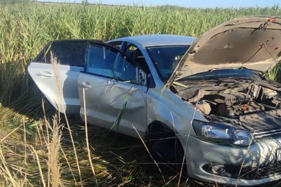 Иномарка Volkswagen Polo слетела в кювет и опрокинулась. Фото: отдел пропаганды УГИБДД
