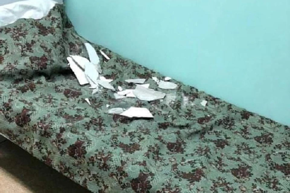 В больнице Хабаровска огромный кусок штукатурки упал на кровать ребенка Источник: @dps_lazo27