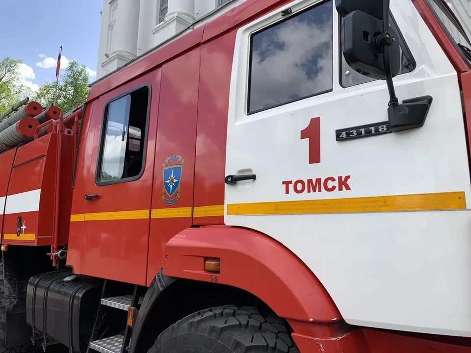 Пожарные эвакуировали 30 человек из горящего дома в Октябрьском районе Томска.