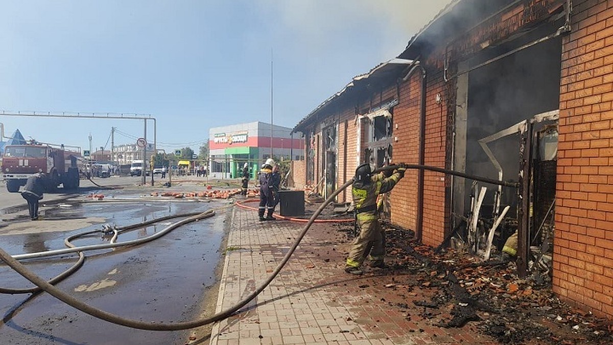 Последствия пожара в Ейске: несколько магазинов сгорели дотла, эвакуировано  20 человек - KP.RU