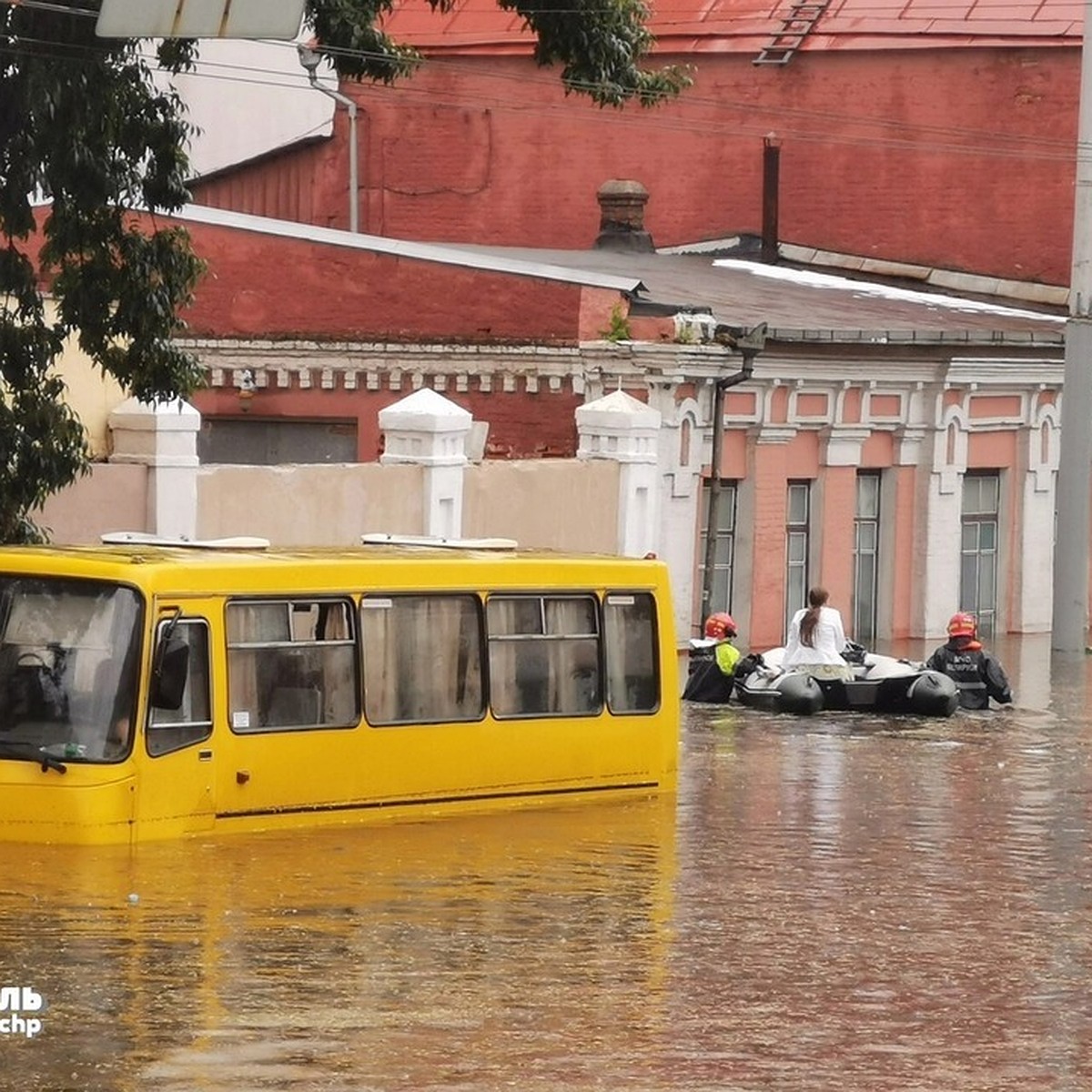 Фотофакт. В Гомеле потоп - людей из автобусов эвакуировали на лодках - KP.RU