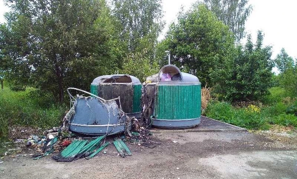 Сгоревшие контейнеры.