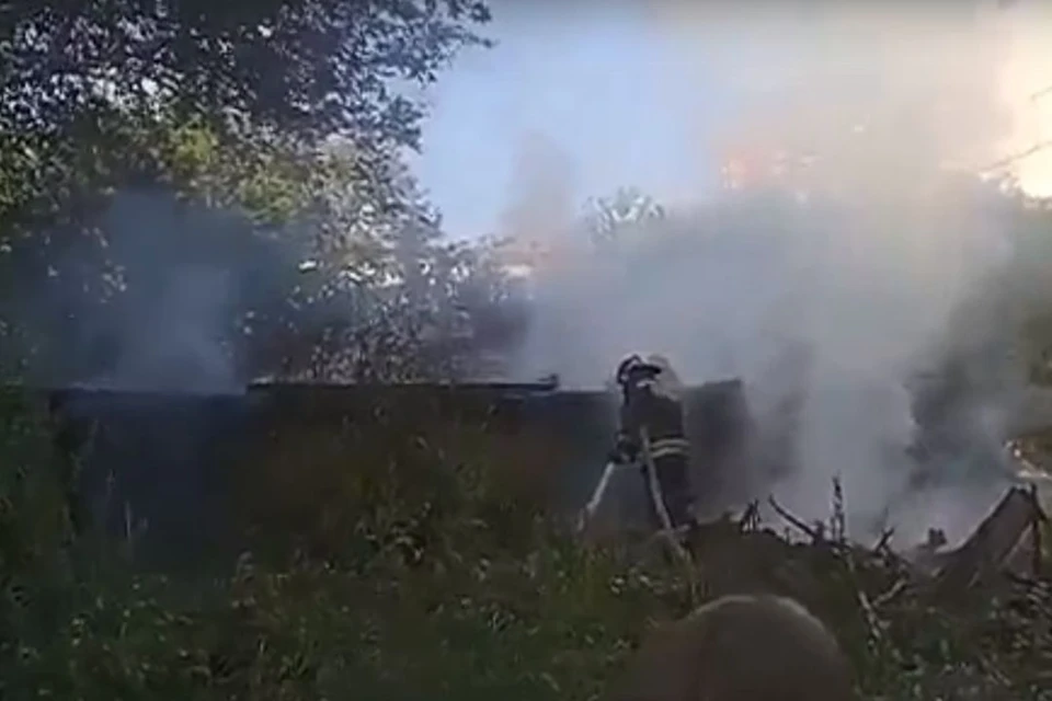 В Заельцовском районе загорелся заброшенный дом. Фото: Скриншот из видео\"АСТ-54"