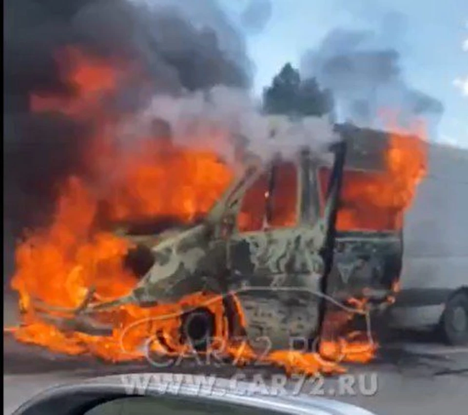 Микроавтобус выгорел дотла на тюменской трассе. Фото - car72.ru.
