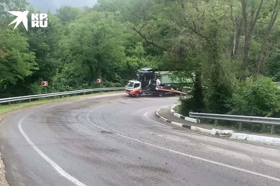 В результате ДТП произошло разлитие ГСМ на проезжую часть. Фото: https://t.me/gibddsochi