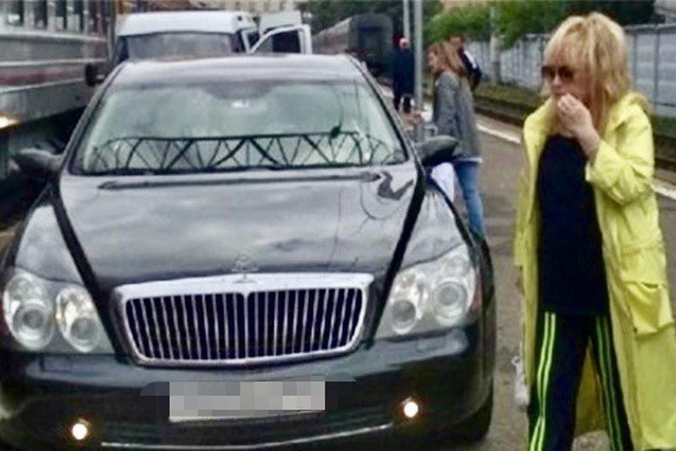С одним из лимузинов Пугачевой связан громкий скандал - в 2019 году авто припарковалось прямо у поезда.