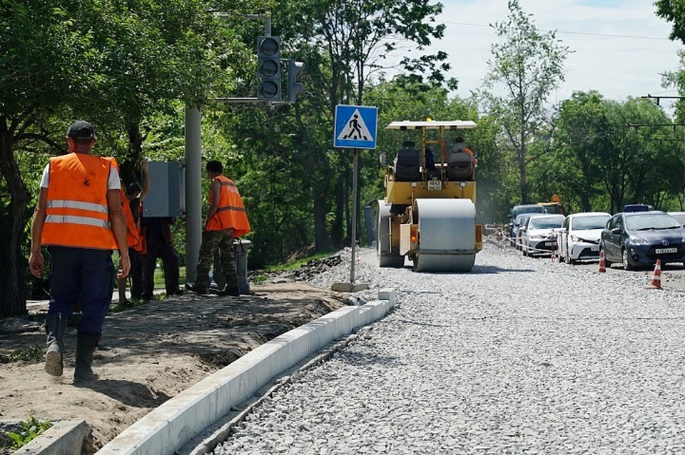 Дорожники приступили к асфальтированию улицы Тихоокеанской в Хабаровске