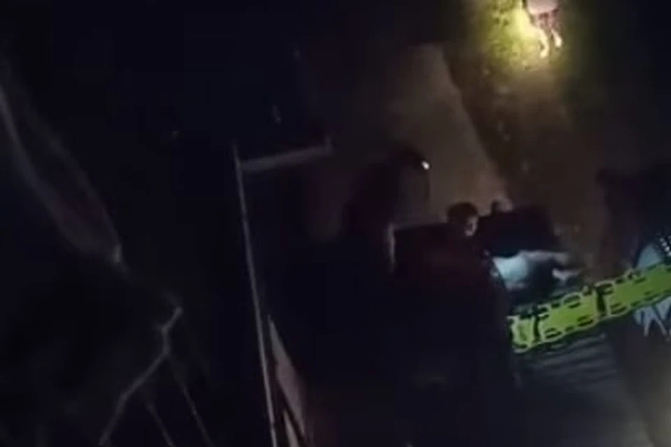 Челябинка выпала с четвертого этажа и погибла Фото: скрин из видео «Подслушано ЧМЗ»