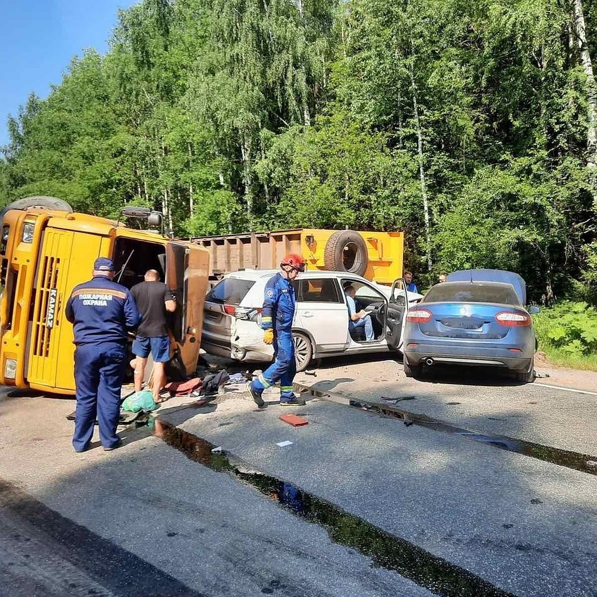 Массовое ДТП из-за опрокинувшегося «Камаза» произошло на автодороге «Ижевск  – Воткинск» 23 июля - KP.RU