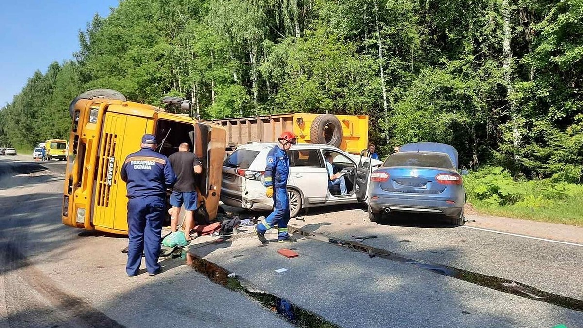 Массовое ДТП из-за опрокинувшегося «Камаза» произошло на автодороге «Ижевск  – Воткинск» 23 июля - KP.RU