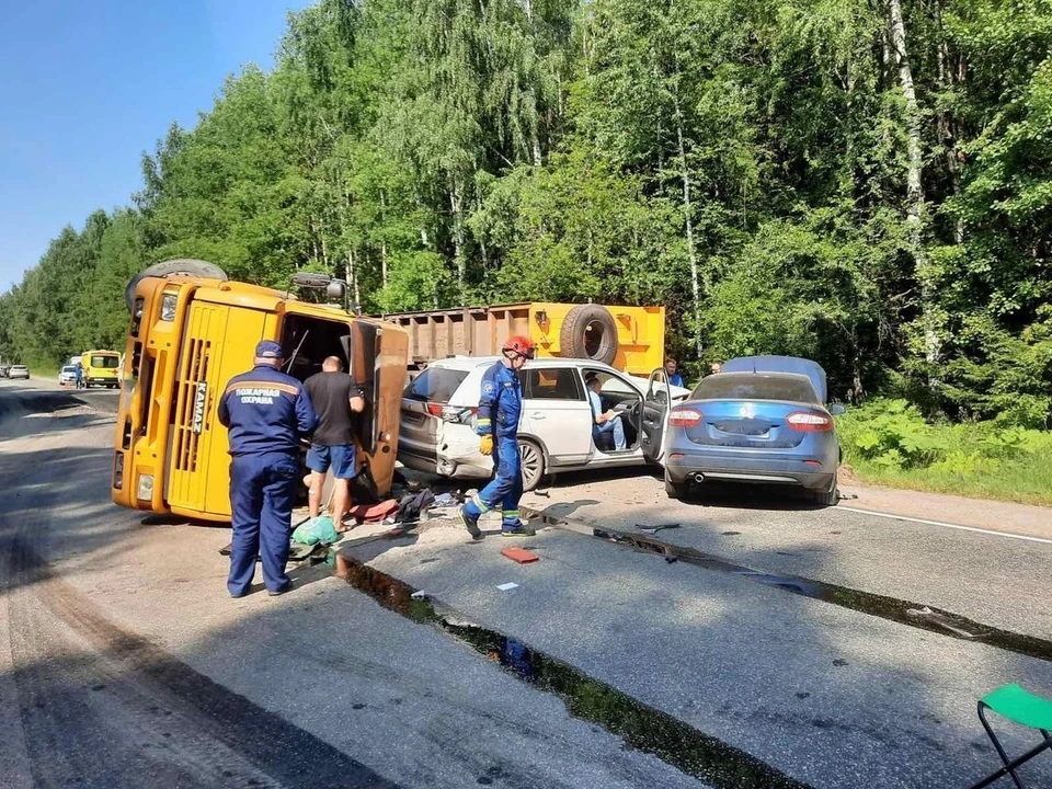 В Удмуртии опрокинувшийся грузовик спровоцировал массовое ДТП