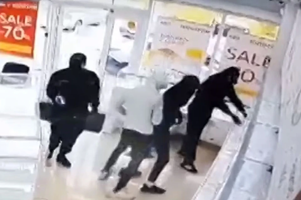 В городе Обь злоумышленники ограбили ювелирный магазин. Фото: стоп-кадр из видео / «Инцидент Новосибирск»