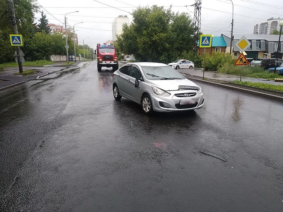 Иномарка сбила пешехода на улице Сибирской в Томске. Фото: Телеграмм-каналом "Томская полиция".