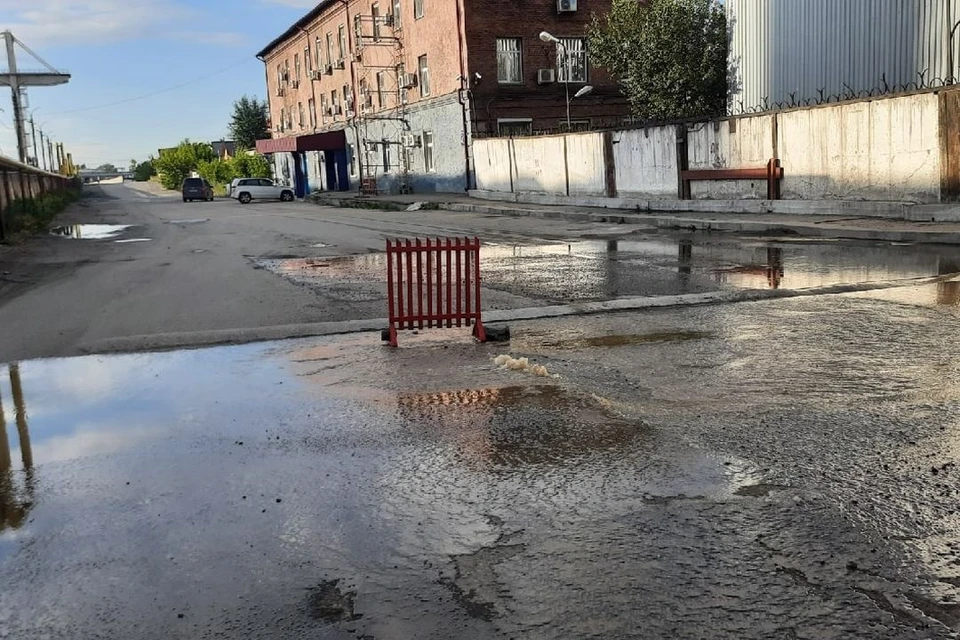 На улице 2-я Школьная вода начала бить ключом прямо из-под асфальта.