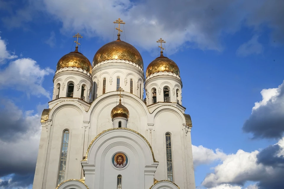 В Красноярске вандалы повредили двери храма Рождества Христова
