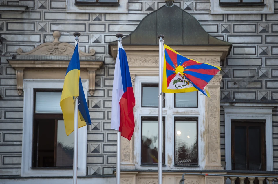 Власти чешских городов начали снимать флаги Украины со зданий администраций