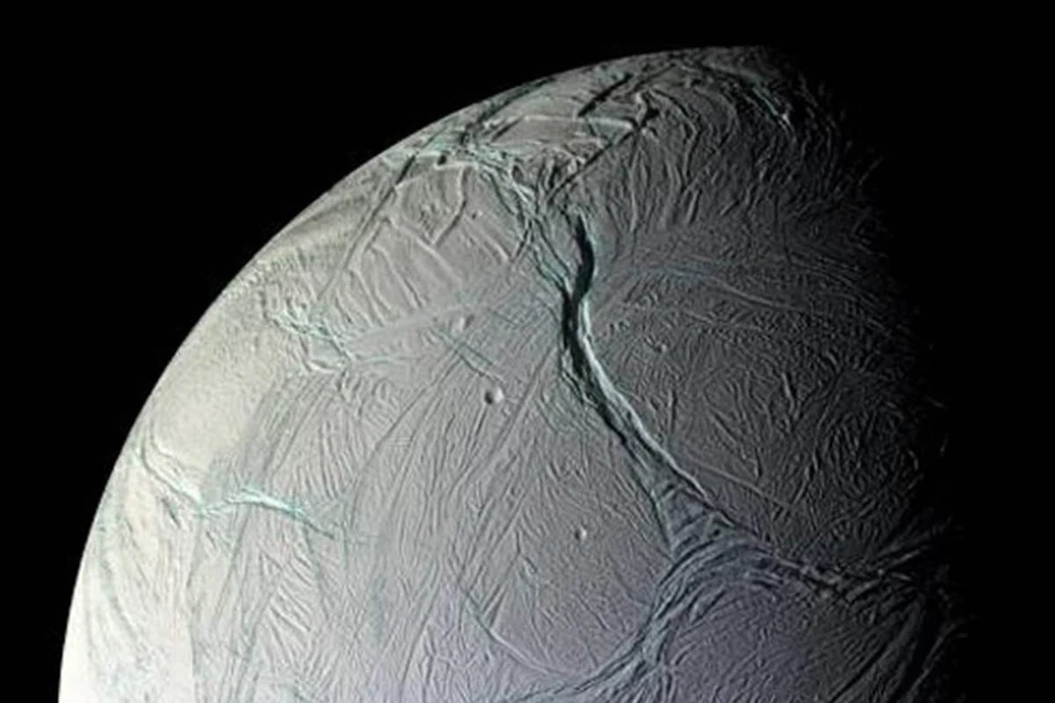 Энцелад - спутник Сатурна – его океан сплошь покрыт коркой льда. Лед покрыт трещинами.