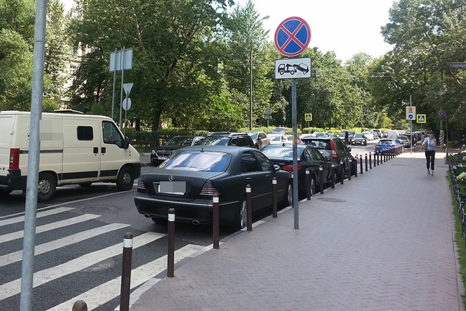 Нарушителями парковки. Парковка. Парковка автомобиля. Автомобили фиксирующие нарушения парковки. Машина на парковке.