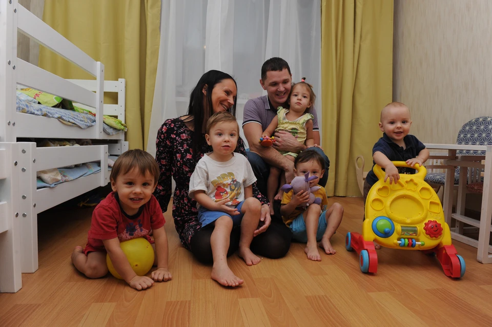 В этом году только на материальную помощь папам, мамам и их малышам выделили более 7,5 миллиарда рублей.