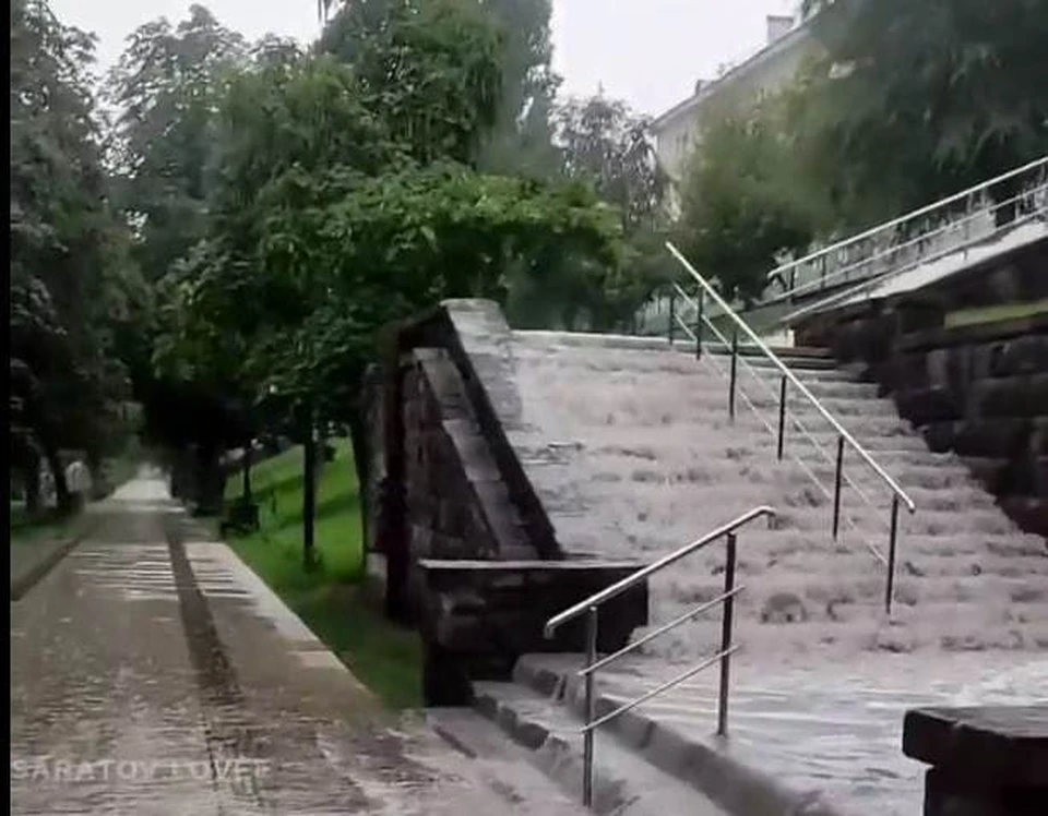 Водопад на набережной в Саратове