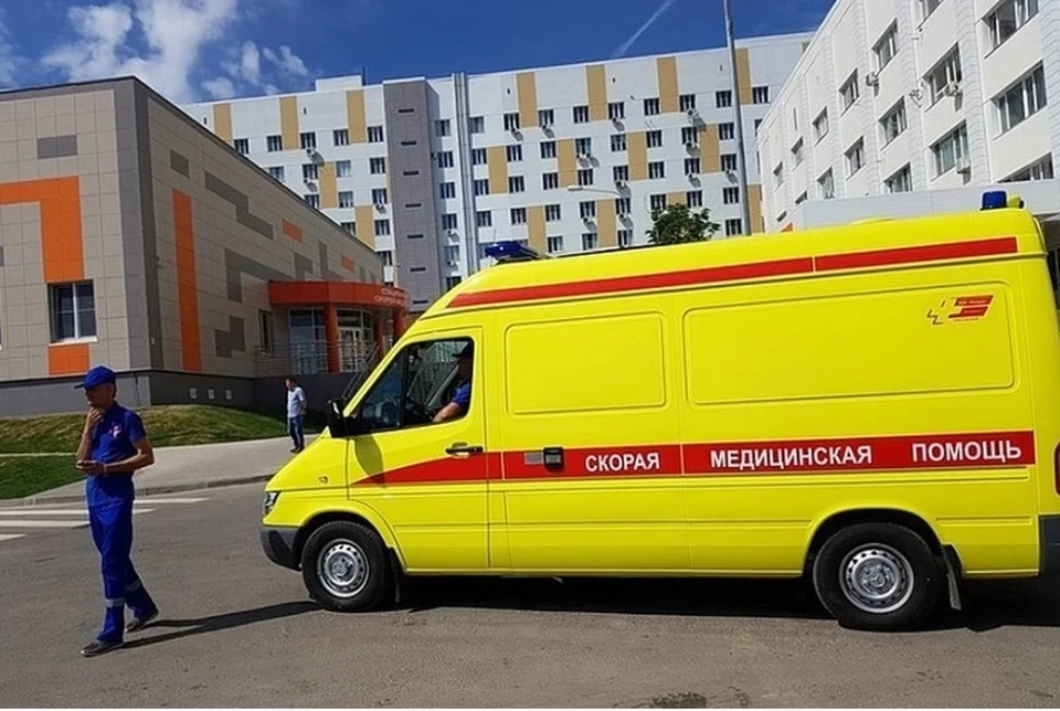 "Скорая" доставила мужчину в больницу, сейчас он в реанимации.