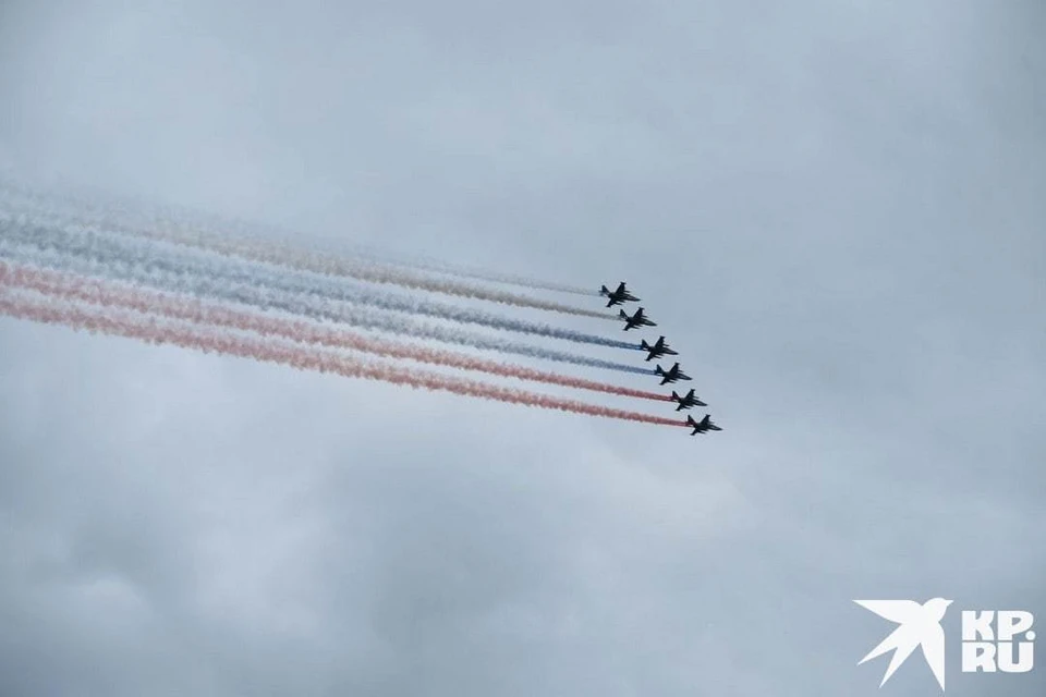 Штурмовики Су-25 раскрасили небо над Петербургом в цвета российского флага