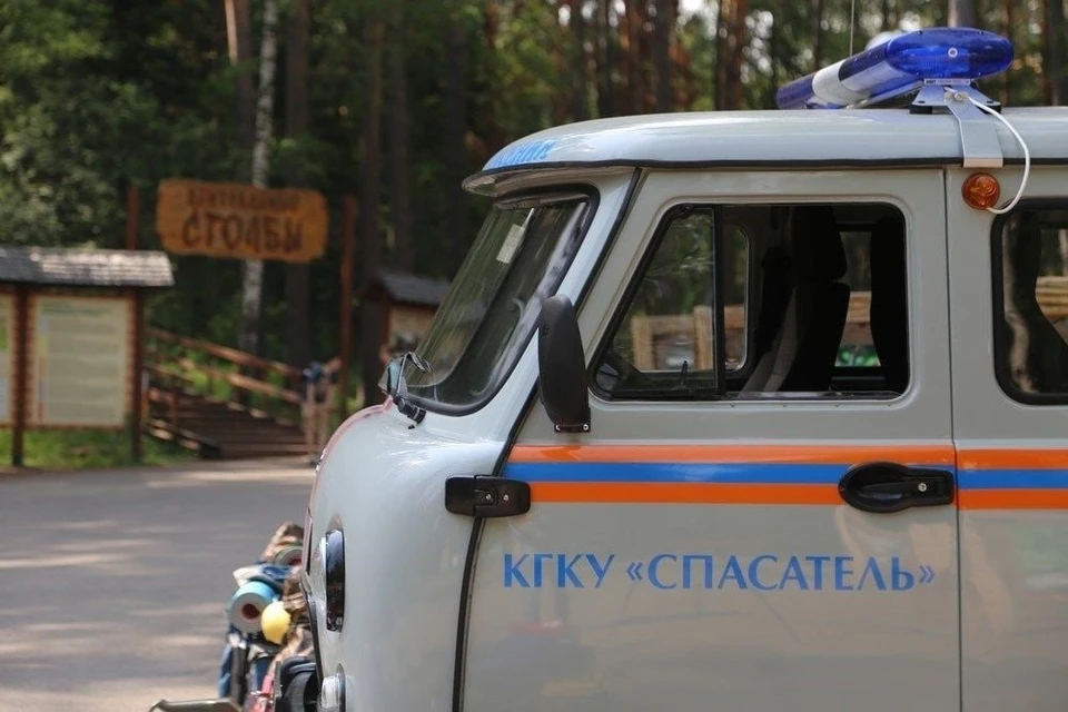 В Красноярском крае беременную женщину ребенком спасли из попавшего в кювет автомобиля. Фото: Агентство ГО ЧС Красноярского края