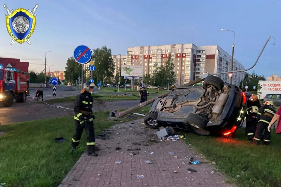 BMW врезалось в светофор и фонарный столб. Фото: Следственный комитет