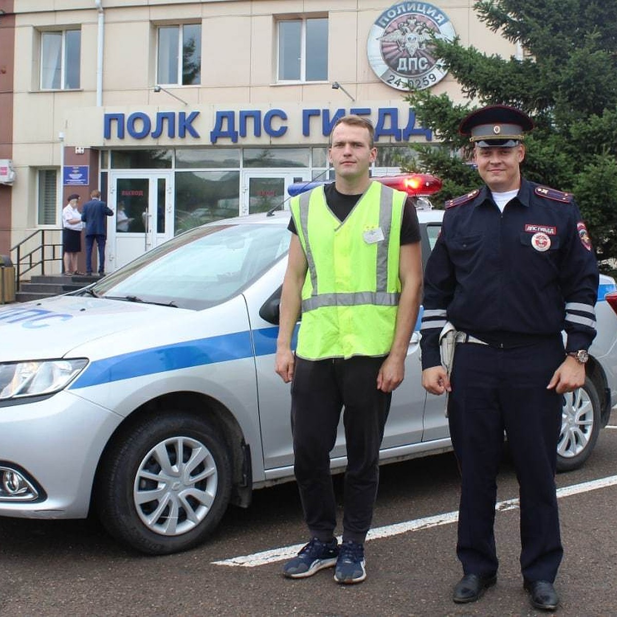 В Красноярске инспекторы ДПС помогли водителю заглохшего авто на оживленном  перекрестке - KP.RU