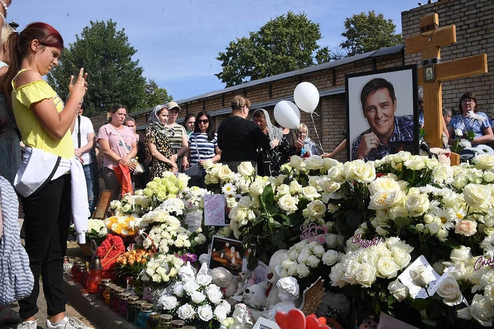 На Троекуровском кладбище проходит панихида по Юрию Шатунова на 40-й день после смерти певца
