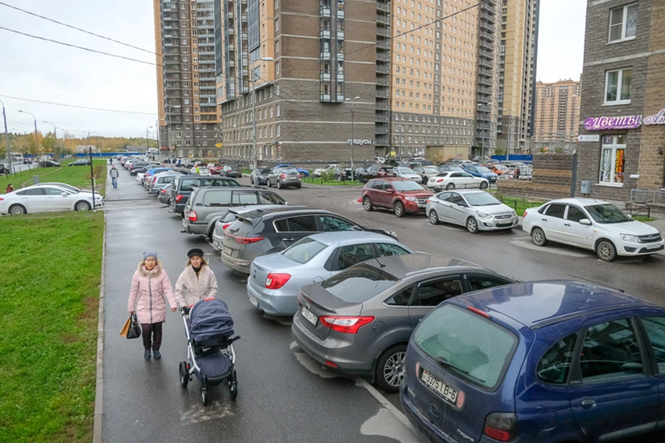 С начала года ГАТИ вынесено более 9,7 тысяч постановлений за хаотичное размещение транспортных средств во дворах Петербурга