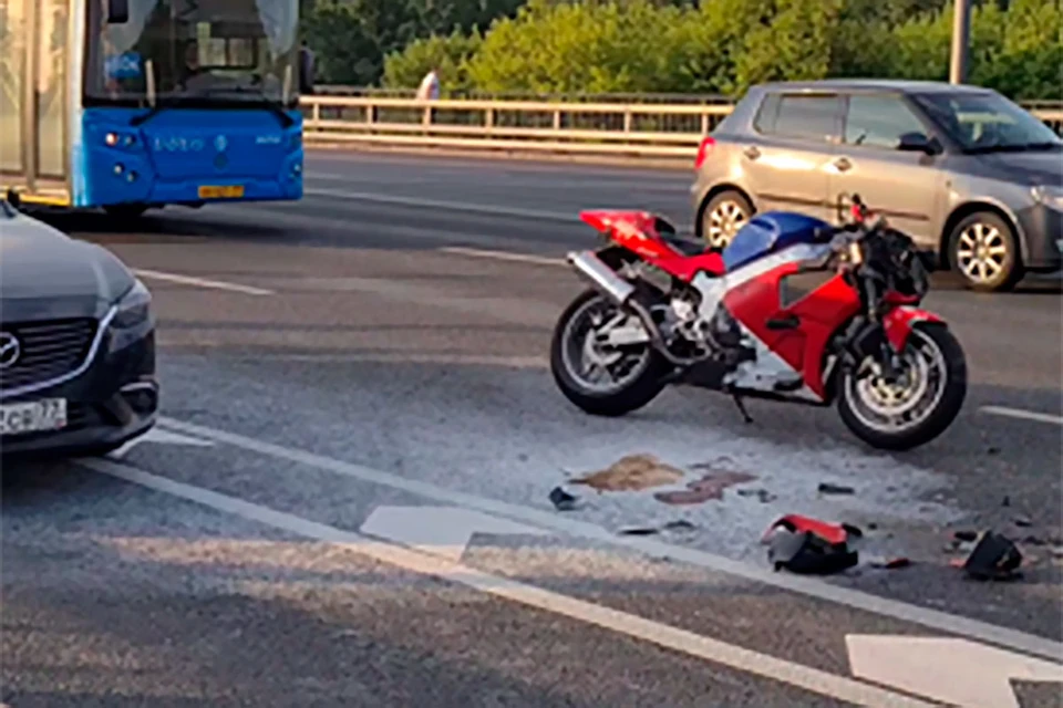На юге Москвы мотоциклист сначала врезался в легковушку, а затем в фургон.