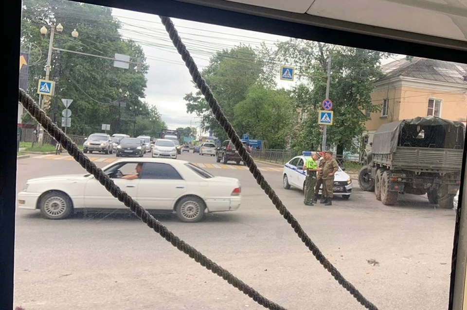 Полгорода попало в пробку из-за аварии с военной машиной