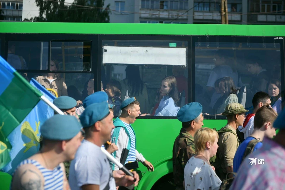 Улицы Екатеринбурга заполнили десантники
