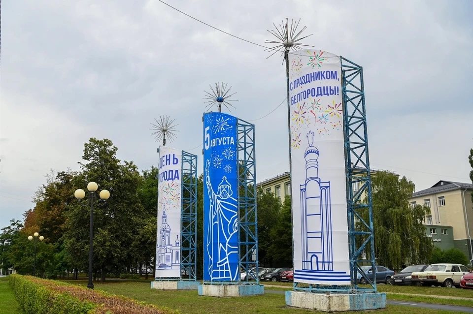 Рабочие украсили опоры вдоль основных магистралей, кольцевые авторазвязки, мосты и путепроводы.