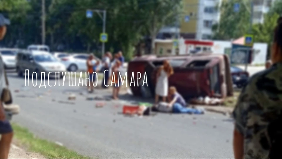 Жители оказывают помощь пострадавшему. Фото: "Подслушано Самара"
