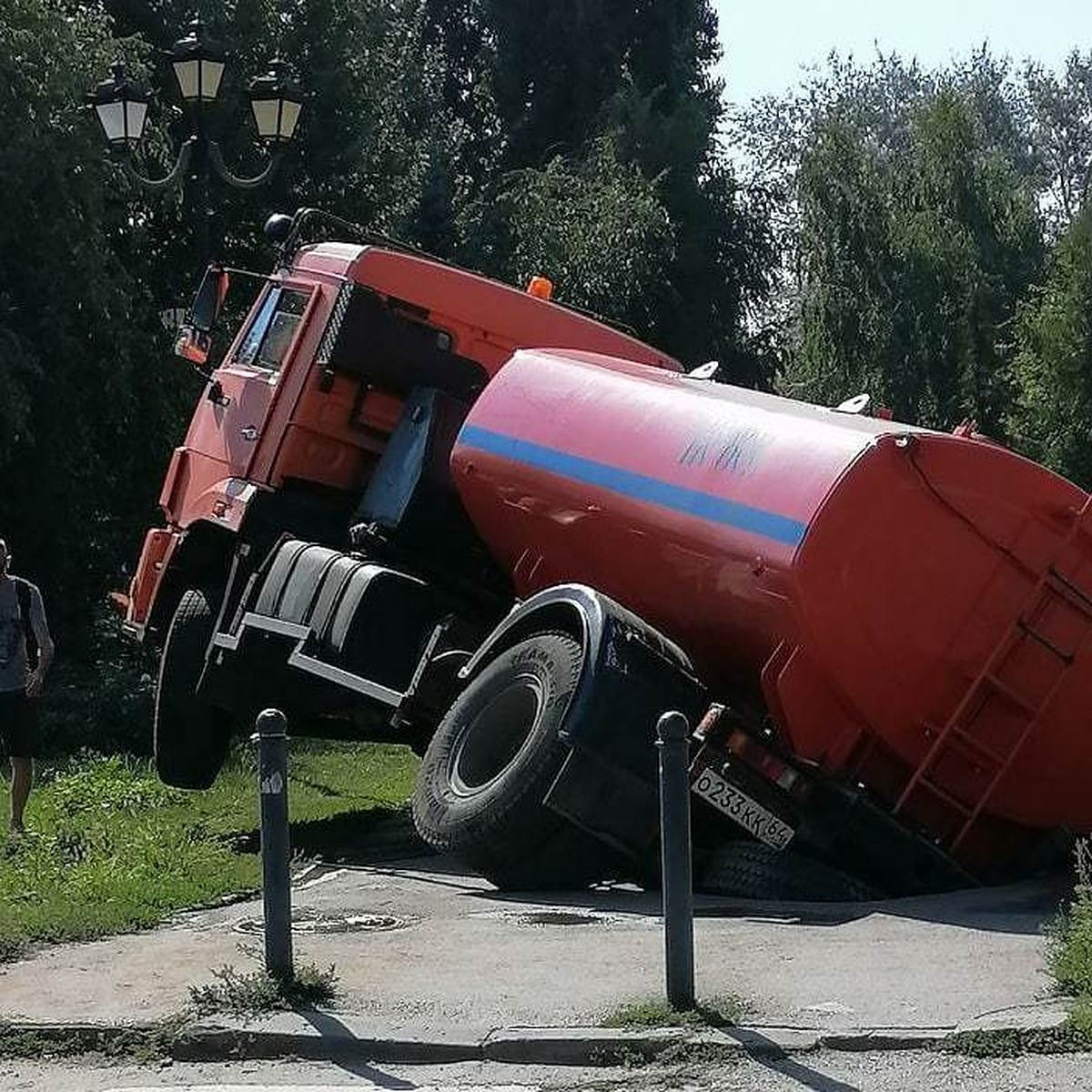 В Ленинском районе поливальная машина провалилась под асфальт - KP.RU