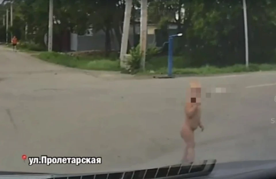 У нерадивой мамаши находится целых три ребенка. ФОТО: mark2_che