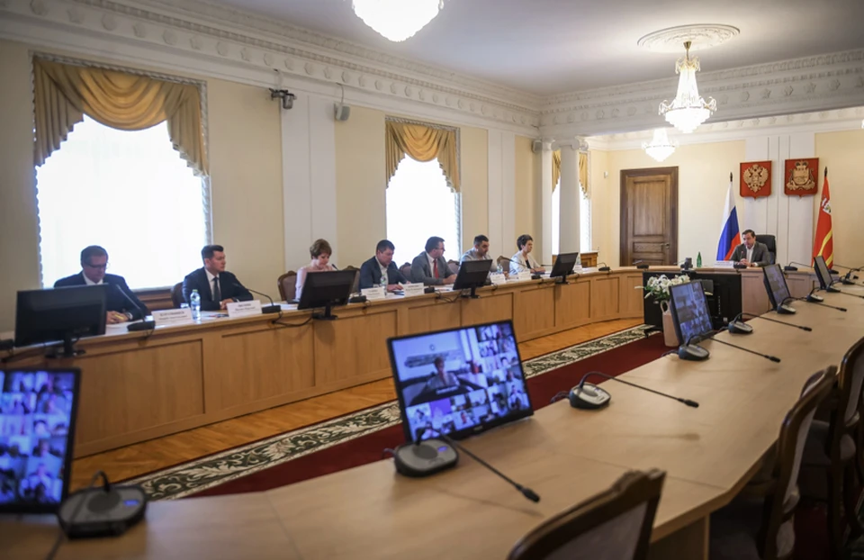 Алексей Островский поручил решить проблему с мусором возле детского сада «Смоляночка». Фото: пресс-служба администрации Смоленской области.